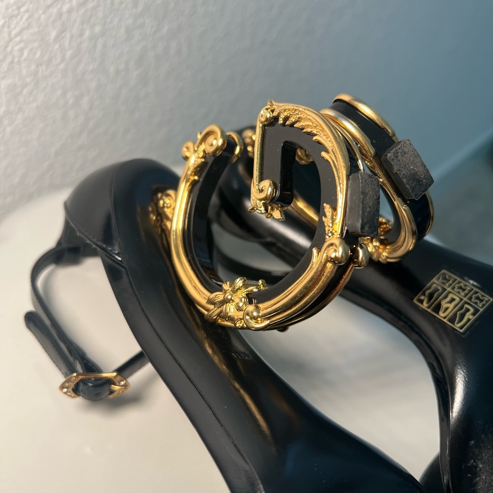 Dolce & Gabbana Black Patent Leather sandals with baroque DG detail - Picture 7 of 17
